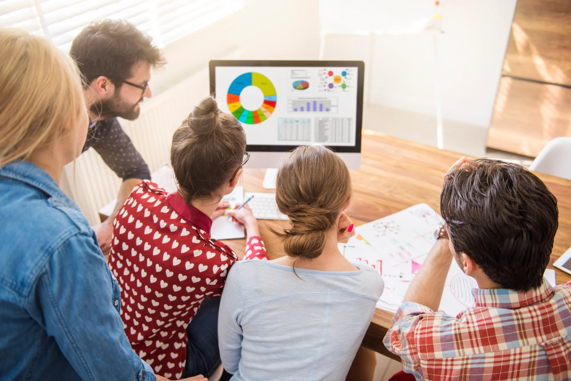 Responsable de Recursos Humanos y un mando revisan juntos una matriz de competencias del equipo en una pantalla